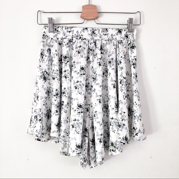 PRETTYLITTLETHING Floral Short - Picture 4 of 9